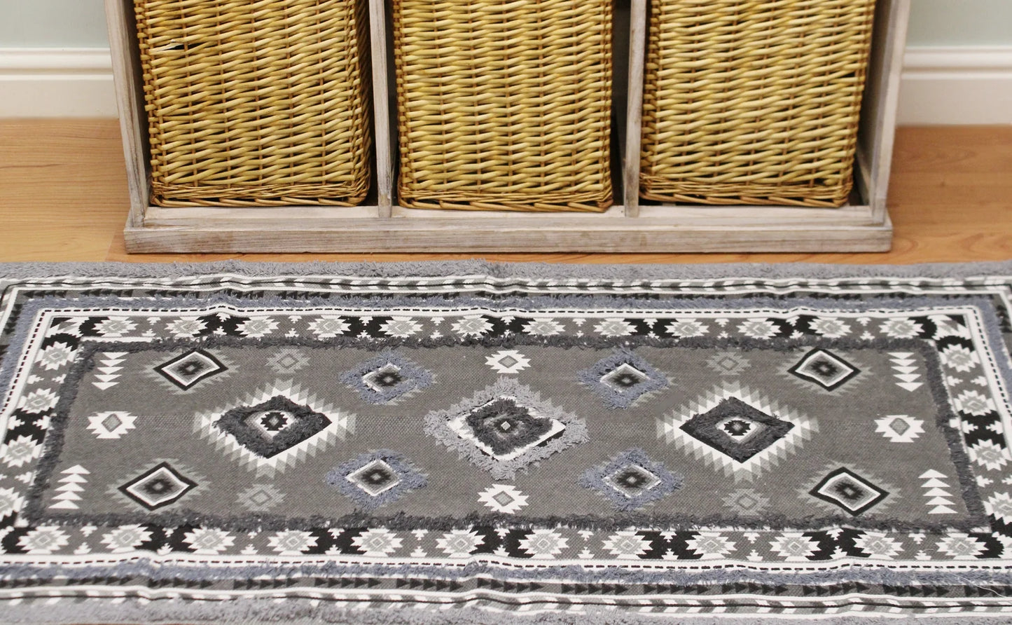 Large Grey Patterned & Tufted Rug, 70x140cm